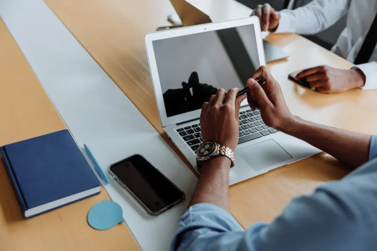 How lapzoo.com Connects With the Topics local interest readers Already Care About